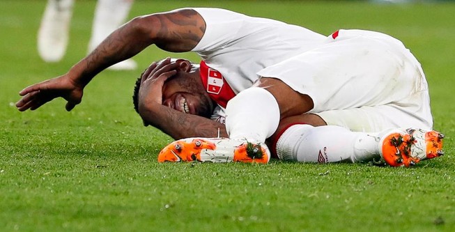 Chuyển động World Cup: Farfan bất tỉnh sau va chạm kinh hoàng