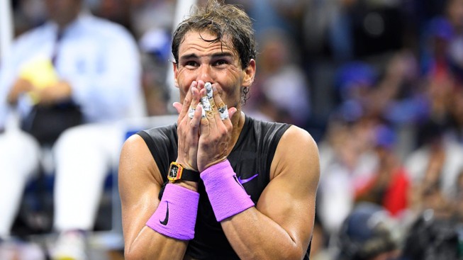 Thắng kịch tính Medvedev, Nadal tiến gần kỷ lục của Federer