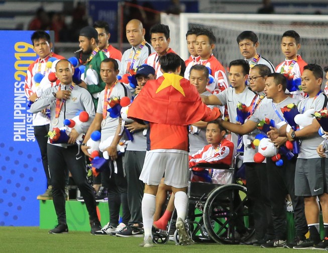 Clip: Xúc động khi Văn Hậu đến xin lỗi ngôi sao U-22 Indonesia