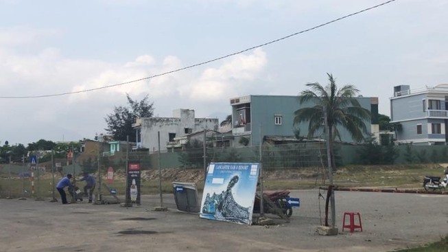 Chủ đầu tư tháo dỡ hàng rào xuống biển Nam Ô