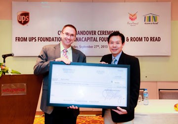 Tổ chức UPS trao tài trợ cho VinaCapital và Room To Read