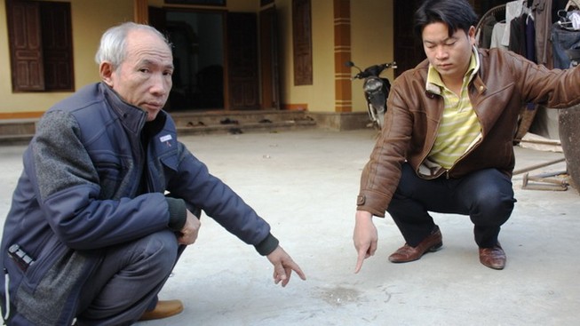 50 thanh niên vác kiếm tấn công khách, ném mìn đám hỏi