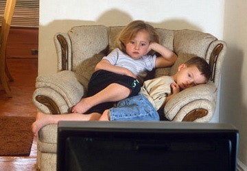Trẻ xem TiVi nhiều xuất hiện thói quen có hại