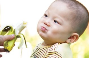 Thay vì bánh snack, cho trẻ ăn chuối