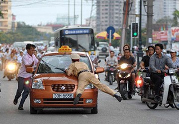 Xử nghiêm tài xế hất cảnh sát lên capô