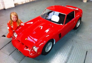Bé gái 7 tuổi sở hữu siêu xe Ferrari