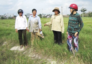 Giải tỏa xong, nông dân tự bơi