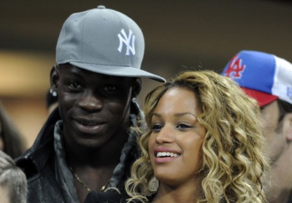 Balotelli bị “đá” vì mang bạn gái ra “đặt cược”