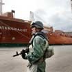 Venezuela: Quân đội tiếp quản cảng và sân bay
