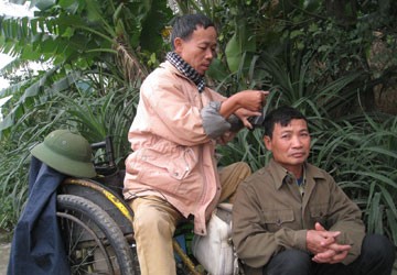 20 năm ngồi xe lăn hớt tóc dạo