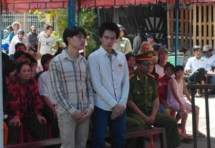 Giật túi xách táo tợn, hai tên cướp lãnh án tù