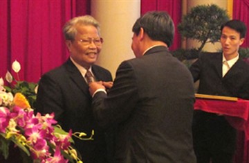 Trao huy hiệu 50 năm tuổi Đảng cho nguyên Chủ tịch nước Trần Đức Lương