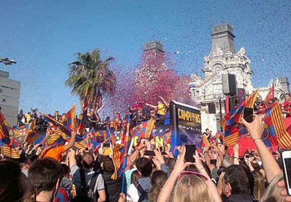 Barcelona ăn mừng chức vô địch La Liga thứ 22 trong lịch sử