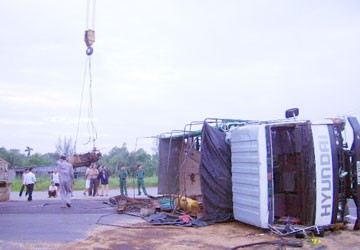 Xe tải bị lật giữa đường