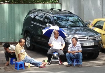 Quận 1, TP.HCM: Đường chung thành bãi thu tiền riêng