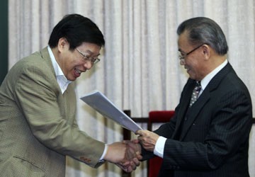 Nguyên Bộ trưởng Nguyễn Đình Lộc trao kiến nghị sửa Hiến pháp