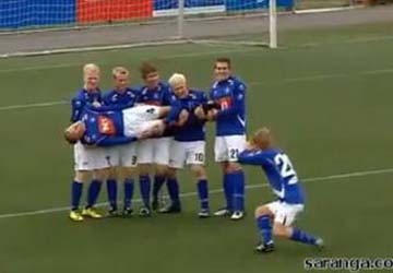 Thêm những màn ăn mừng bàn thắng độc đáo đến từ Iceland