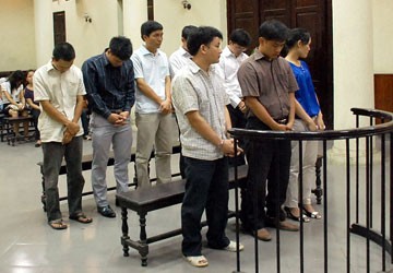 Vụ làm hàng chục ngàn bằng giả tại Hà Nội: Bị cáo đầu vụ lãnh bốn năm tù