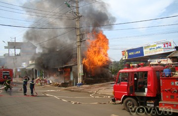 Cháy lớn thiêu rụi 2 căn nhà ở Buôn Ma Thuột