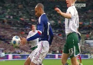 Henry thoát tội vụ chơi bóng bằng tay