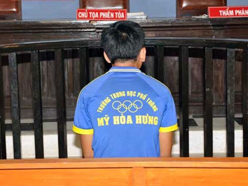 Một phút tò mò, học sinh lớp 10 phạm tội hiếp dâm