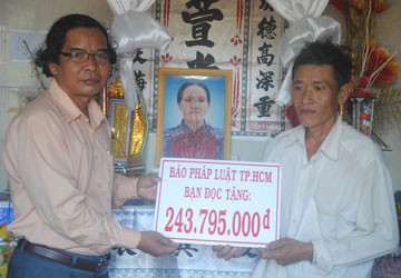 Trao tiền hỗ trợ đợt II cho gia đình chị Nhân
