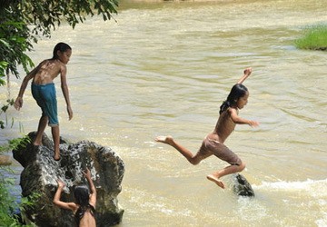 Dạy bơi cho học sinh: 10 năm vẫn “giẫm chân tại chỗ”