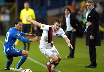 Roberto Mancini “nắn gân” Adam Johnson