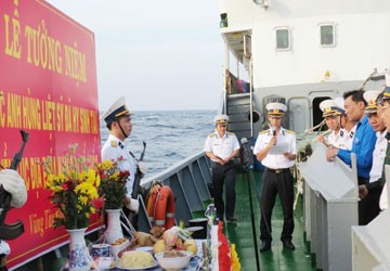 Thả hoa tưởng niệm chín liệt sĩ hy sinh tại DK1