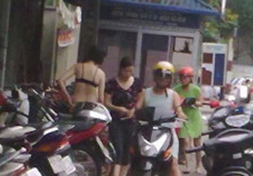 Nhức mắt thời trang… hở trên phố