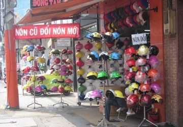 Không dễ mua mũ bảo hiểm “xịn”