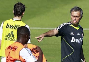 Mourinho với buổi tập đầu tiên chỉ có... 8 cầu thủ Real