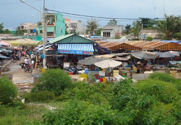 Chợ mới xây đã ngập nước