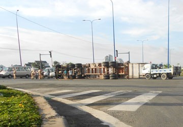 Quận 2, TP.HCM: Liên tiếp lật xe ở khúc cua “tử thần"