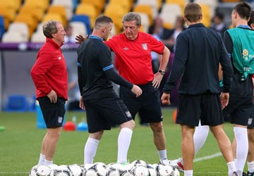 HLV Roy Hodgson (Anh): “Rooney đá cặp với ai còn là bí mật”