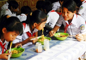 Bắt năm người ăn chặn tiền của học sinh