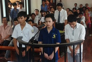 Mâu thuẫn từ cái tát, 1 học sinh bị đâm chết
