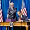 Tổng thống Obama ký dự luật 787 tỷ USD