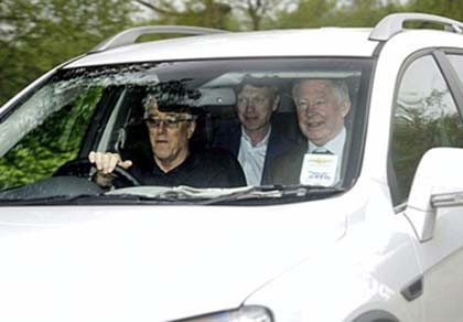 Háo hức kế vị Sir Alex, David Moyes tới làm việc ở MU sớm 41 ngày