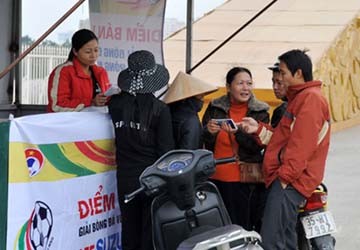 "Cò" nhộn nhịp quanh các quầy bán vé AFF Cup