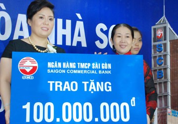 SCB tặng 100 triệu đồng cho Quỹ người nghèo TP.HCM
