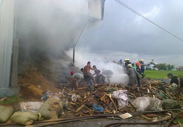 Cháy lớn kho chứa gỗ ở Hóc Môn (TP.HCM)