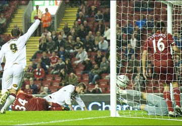 Liverpool gục ngã, HLV Roy Hodgson thừa nhận sai lầm