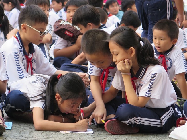Phụ huynh bất ngờ vì nhà trường trả lại tiền dạy thêm, học thêm