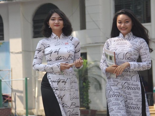 Dạy học sinh 'biết giữ mình' qua tà áo dài