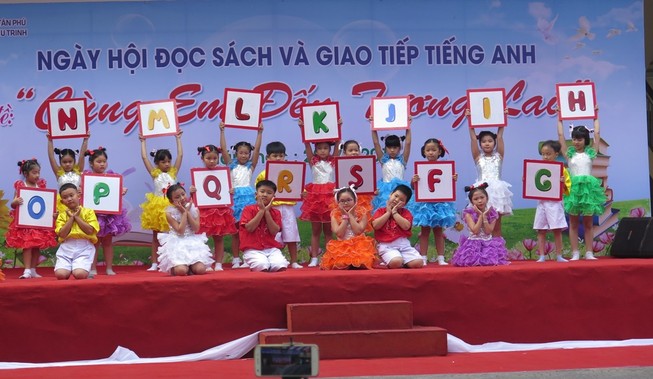 Cô trò dựng trại đọc sách, thực hành tiếng Anh