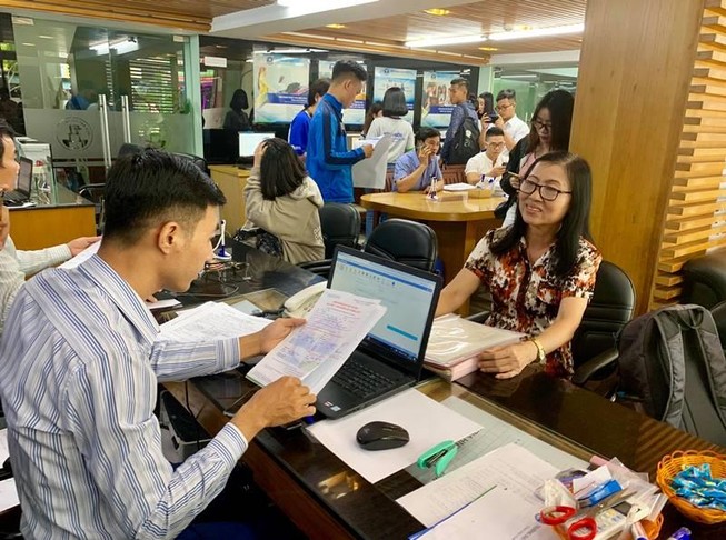 Bất ngờ thí sinh 63 tuổi đi làm hồ sơ xét tuyển đại học