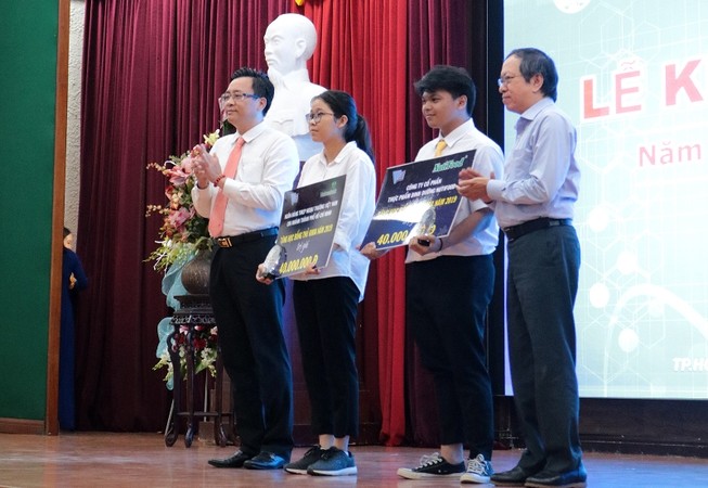 Hai thủ khoa khoa y ĐHQG TP.HCM nhận học bổng 80 triệu đồng