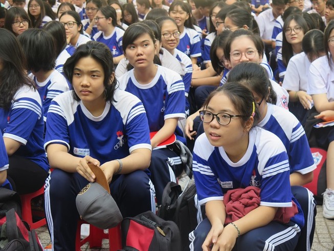 Học sinh trường THPT Phú Nhuận chăm chú nghe tư vấn tuyển sinh năm 2020 (ảnh: PHẠM ANH)