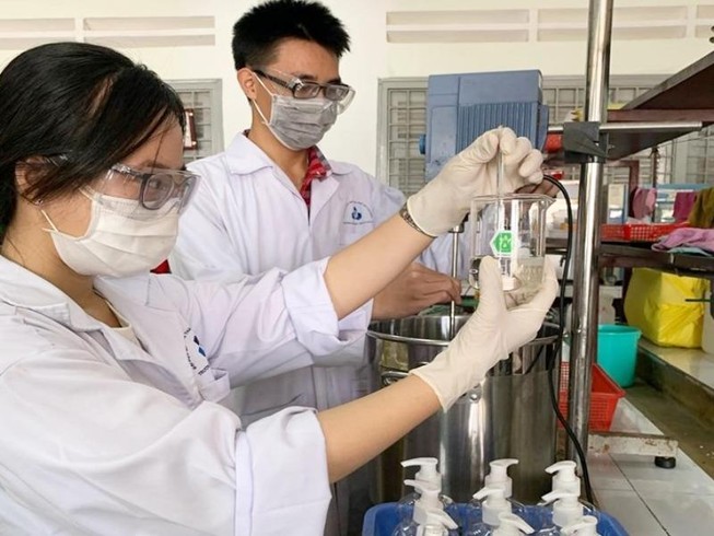 Sinh viên trường ĐH Bách khoa tự pha chế nước rửa tay sát khuẩn
